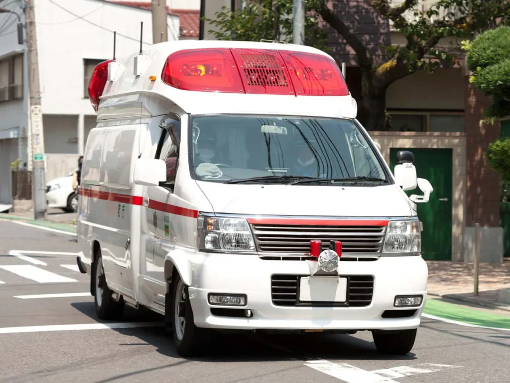 「救急車は映えスポットじゃありません」　消防本部の注意喚起に「モラルの低下が深刻」「信じられん」  –  ニュースメディア『grape TREND』