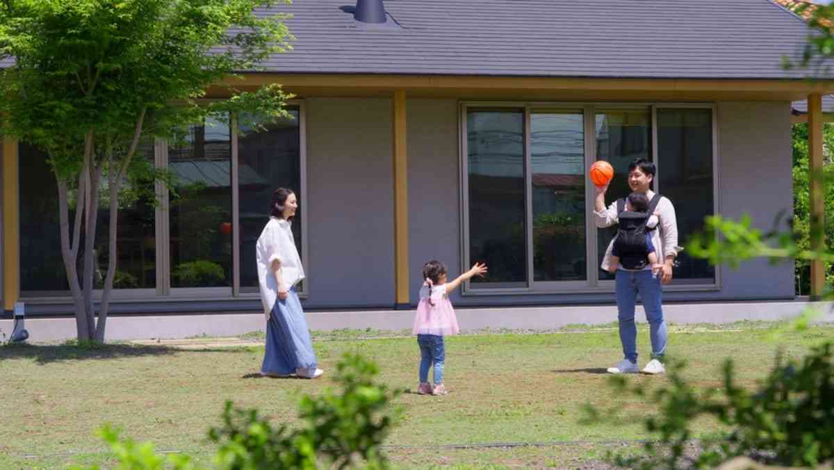 休日の昼間に庭で子どもを遊ばせていたところ、近所の人から「声が響いている」と言われました。夜ではなく短時間でも、住宅街では外遊びを控えたほうがよいのでしょうか？|ファイナンシャルフィールド|子育て