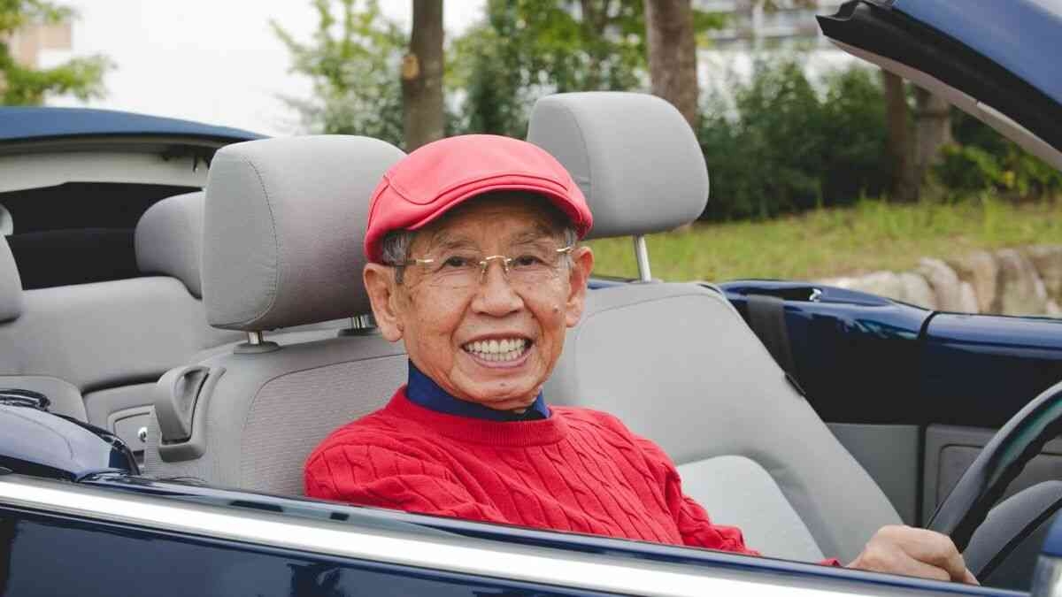 「安泰の老後で何よりです、さようなら」…30代息子が〈実家との絶縁〉。きっかけは、700万円超の外車を前に“満面の笑み”の「父の写真」