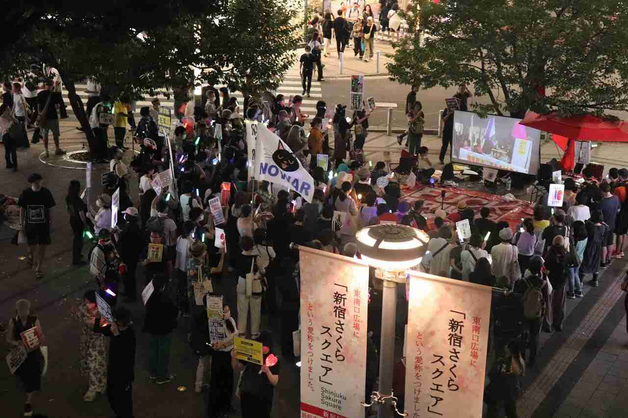 「戦争に加担したくない」「異常さを感じる」高市政権に新宿駅前でも抗議デモ　平和や反戦を求め: J-CAST ニュース