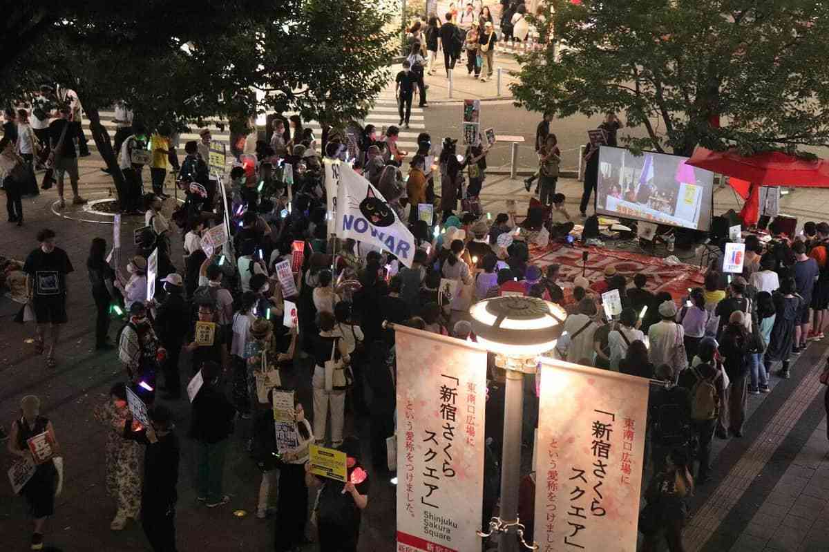 「戦争に加担したくない」「異常さを感じる」高市政権に新宿駅前でも抗議デモ　平和や反戦を求め
