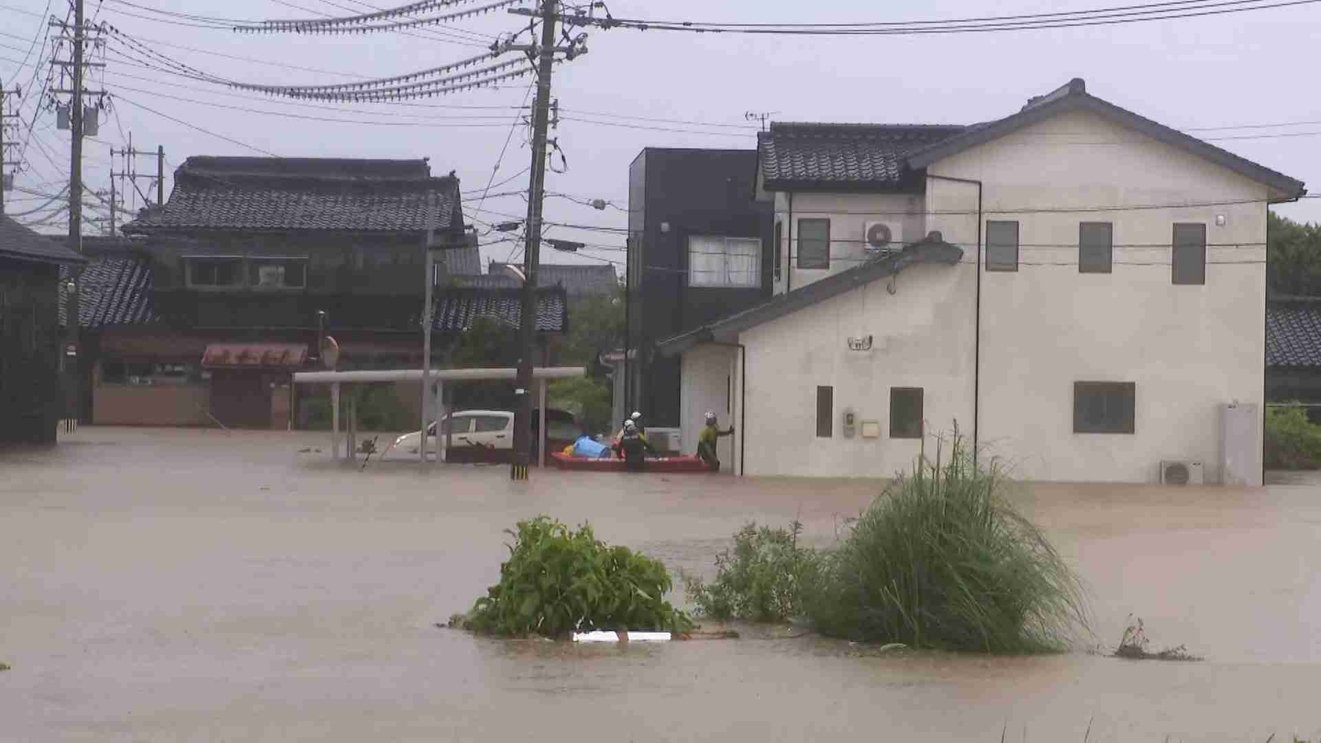 【中継】道路冠水し複数の住民が取り残される　車も水没し消防がボートで救助へ　レベル5大雨特別警報の石川県羽咋市（FNNプライムオンライン（フジテレビ系）） - Yahoo!ニュース