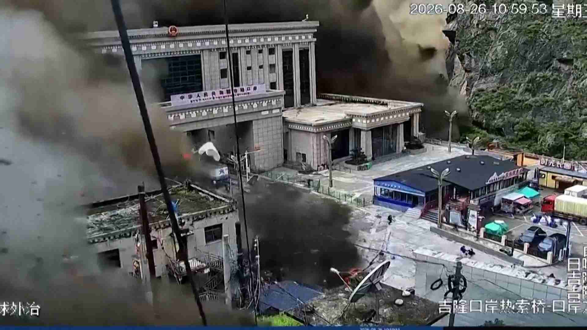 国境検問所の建物を土石流がのみ込む　ネパール大洪水で157人死亡、観光客400人超不明　日本人5人安否不明と報道（ロイター） - Yahoo!ニュース