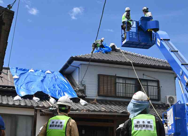 熊本に台風被害の懸念　強風の中、ブルーシートや土のうで備え（毎日新聞） - Yahoo!ニュース