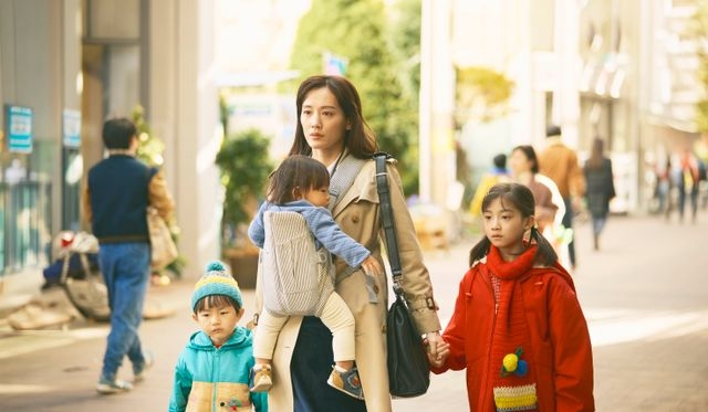 綾瀬はるかの三児の母姿…『ファーストボイス』ビジュアル一挙公開