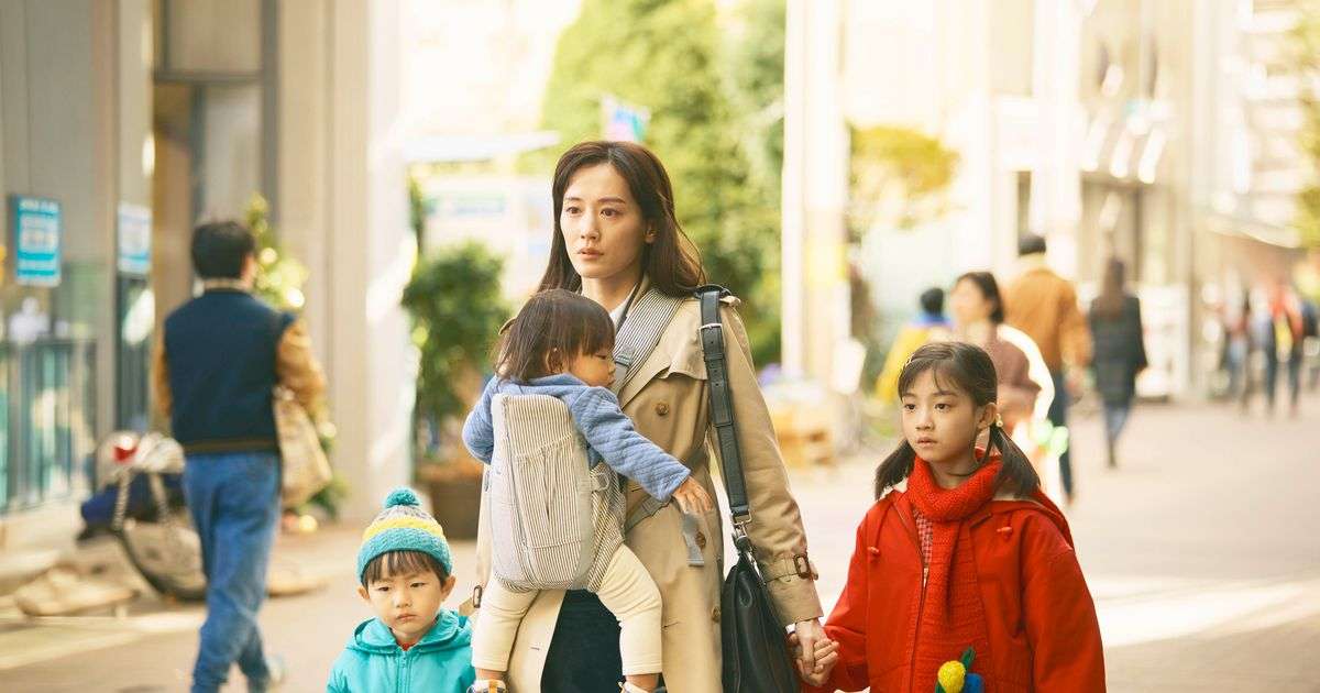 綾瀬はるかの三児の母姿…『ファーストボイス』ビジュアル一挙公開｜シネマトゥデイ