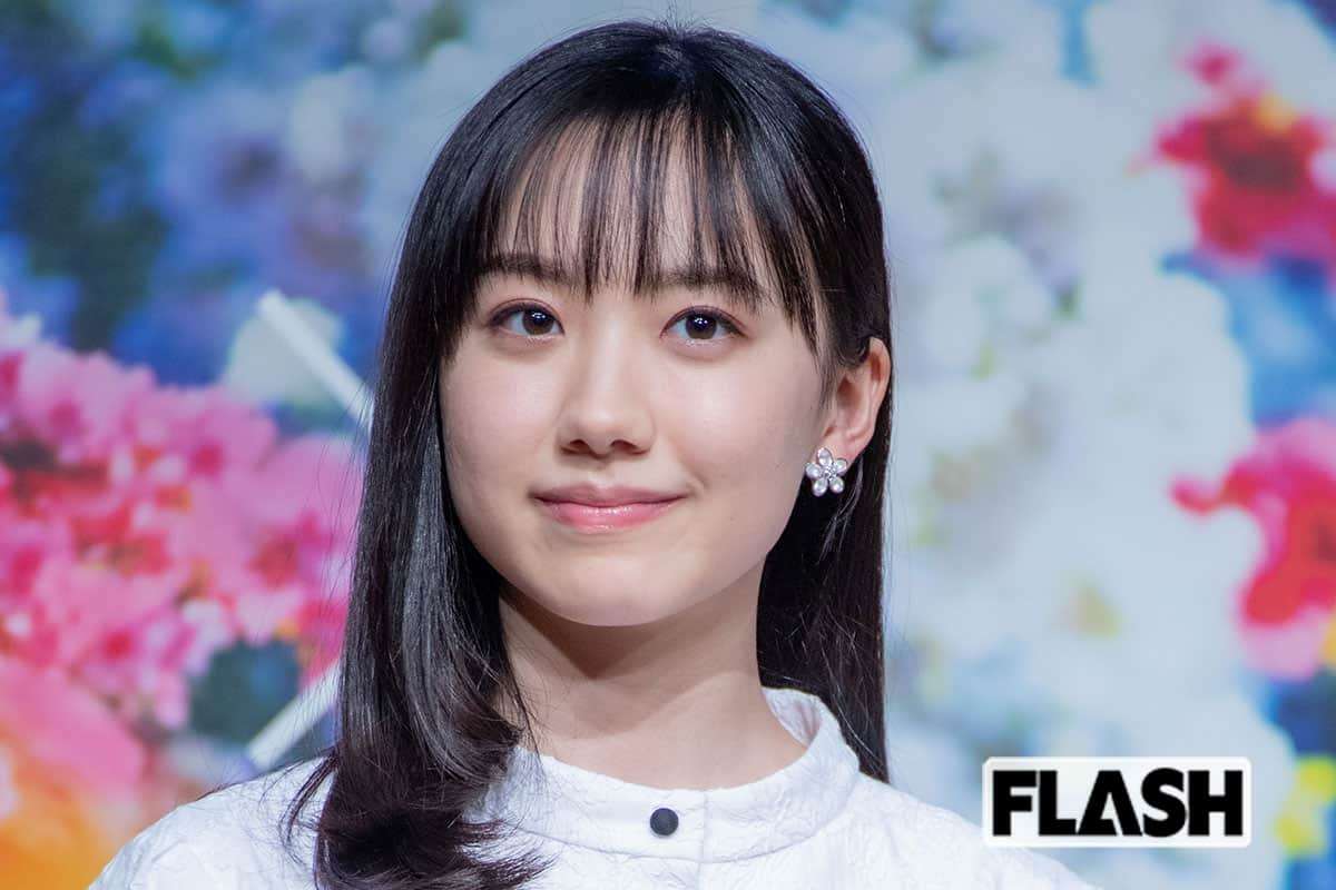 芦田愛菜、“耳かけショート”激変で「大人ぽいな」ファン驚嘆…芸歴19年で“SNS未解禁”貫くも持たれる“親近感” | Smart FLASH/スマフラ[光文社週刊誌]