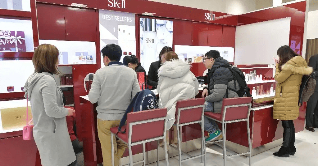 「49万円分の高級化粧品を大量購入」“爆買い”中国人に国税もお手上げ　追徴課税8億円の原因を作った〈転売ヤー〉の手先《近鉄百貨店》 (文春オンライン)
