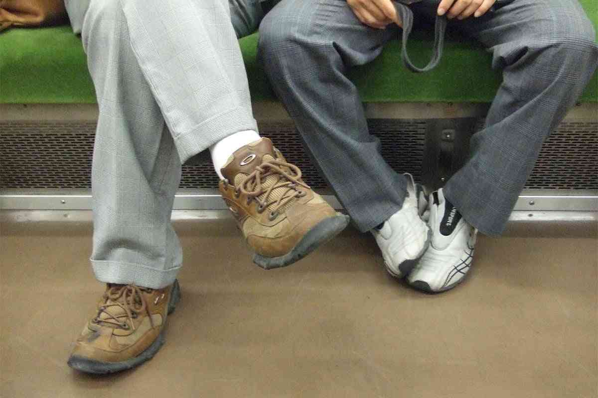 電車やバスの中で、肘を当てる・足を広げる…《領域侵犯》に怒りの声 SNS「痴漢と変わらない」「生理的に無理」 | オトナンサー