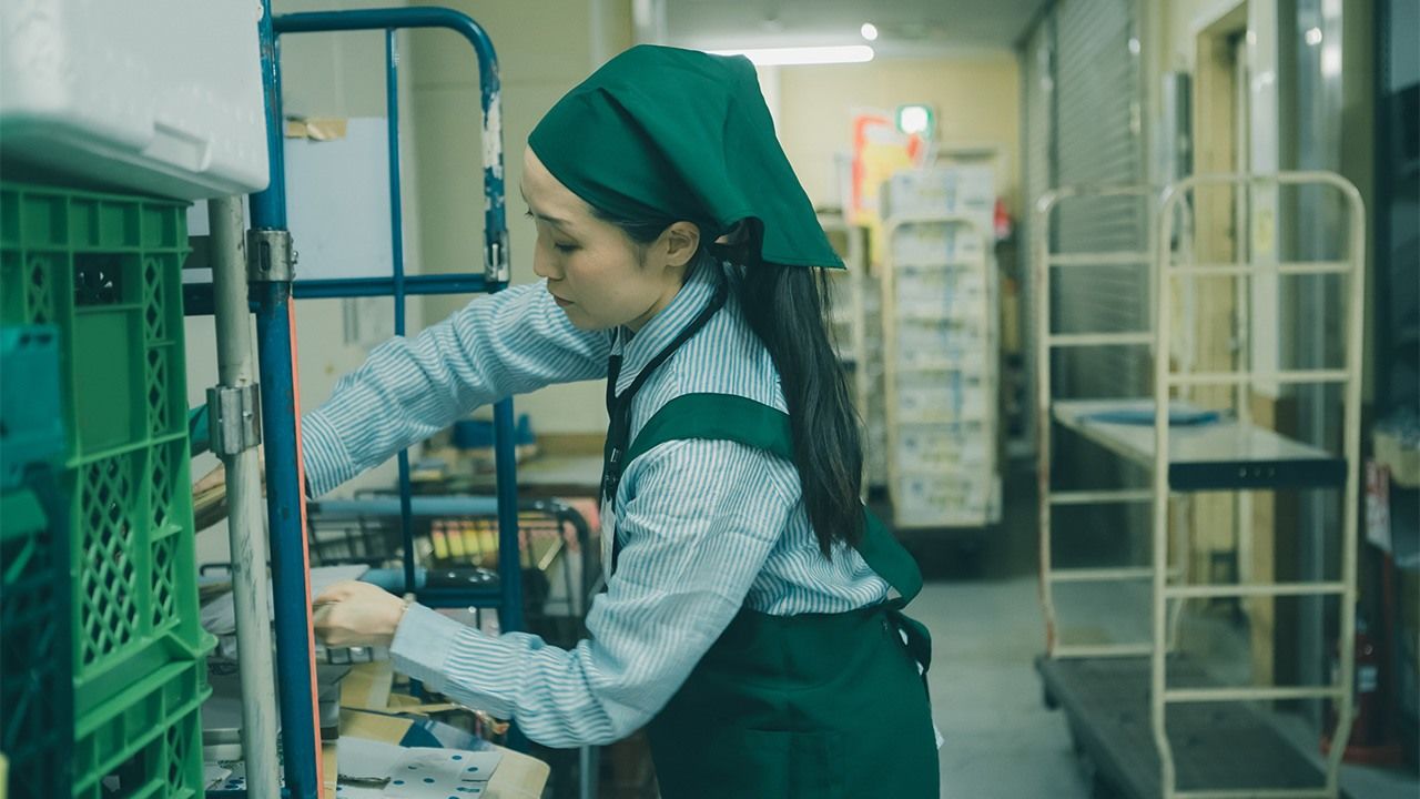 非正規女性、フルタイムで働いても年収250万円―連合調査 : コロナ禍で収入減少23% | nippon.com