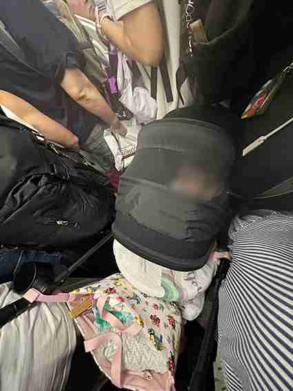 「何かあってからじゃ遅い」混雑時の山手線でベビーカーに子供を乗せていたら、人の乗り降りの度にベビーカーが揉みくちゃになっていたところを親切な男性に助けられた…との投稿が物議に