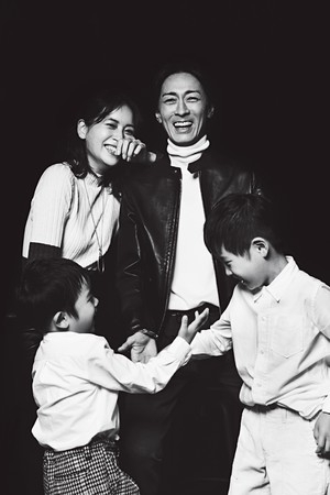 青木裕子が家族旅行満喫! 夫・ナイナイ矢部浩之との仲良し夫婦ショット披露「なんか色々…」
