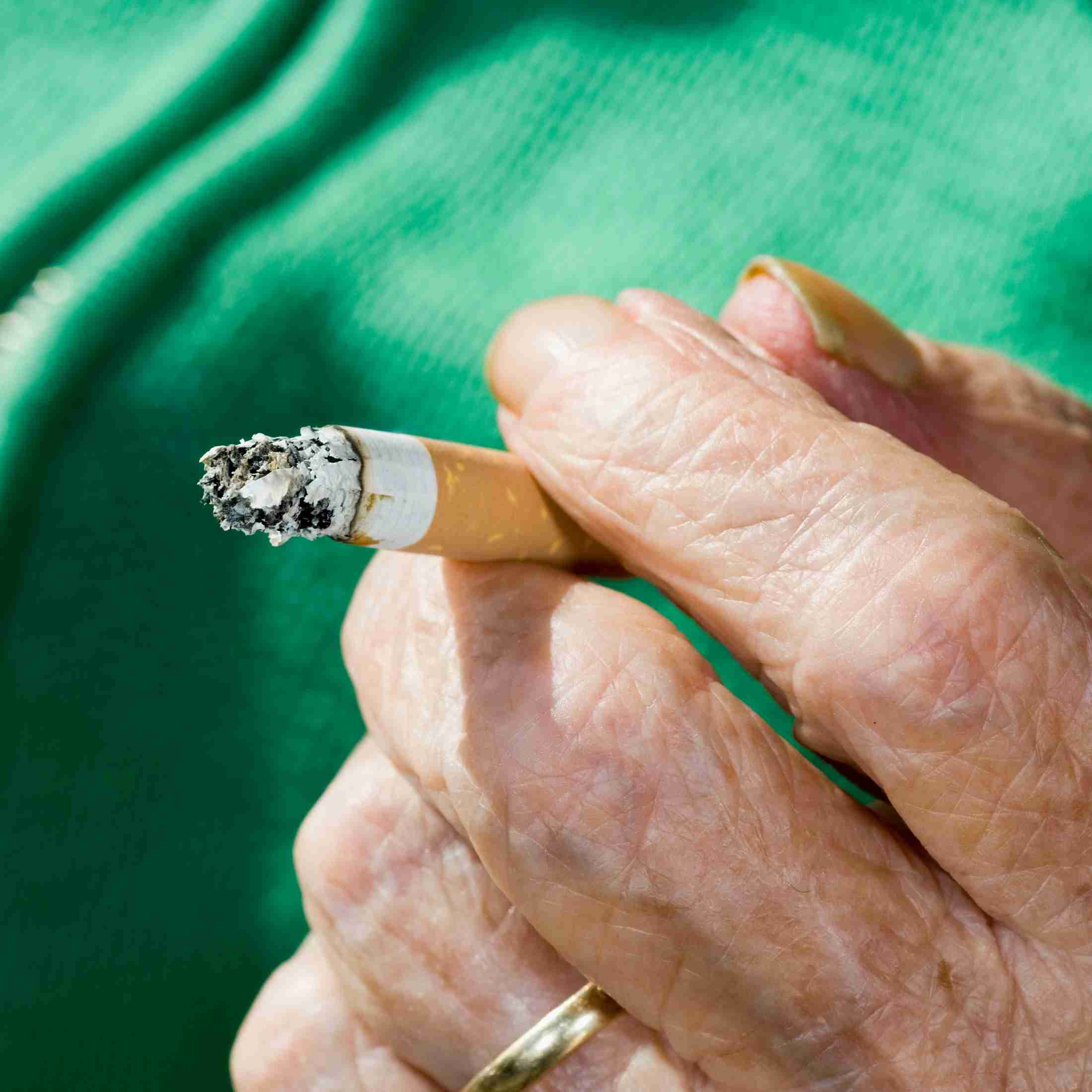 健康志向の娘は52歳で他界。「1日40本のたばこ」を吸い続ける英100歳女性の真実と専門家の警告（ウィメンズヘルス） - Yahoo!ニュース