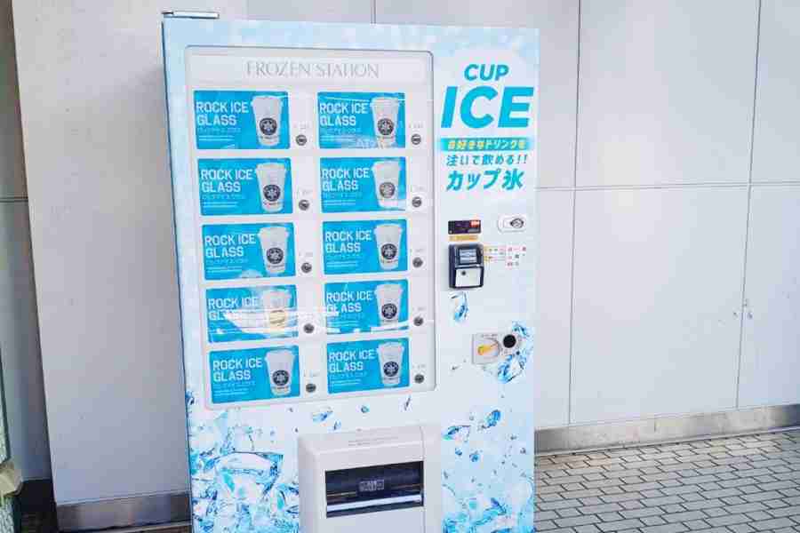 【西日本初】「こういうのが欲しかった!」JR新大阪駅のホームに“カップ氷”だけの自販機…なぜ? 売れ行きNo.1の背景