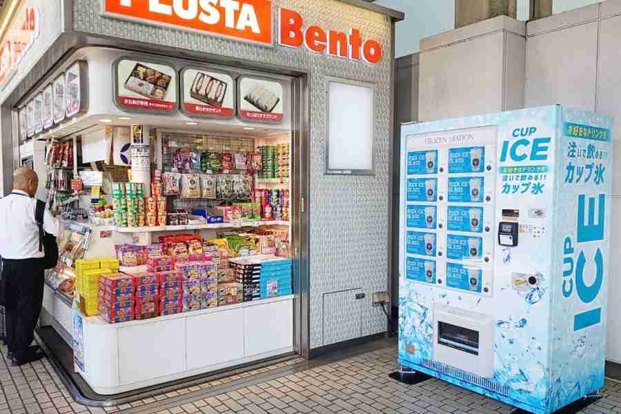 【西日本初】「こういうのが欲しかった!」JR新大阪駅のホームに“カップ氷”だけの自販機…なぜ? 売れ行きNo.1の背景