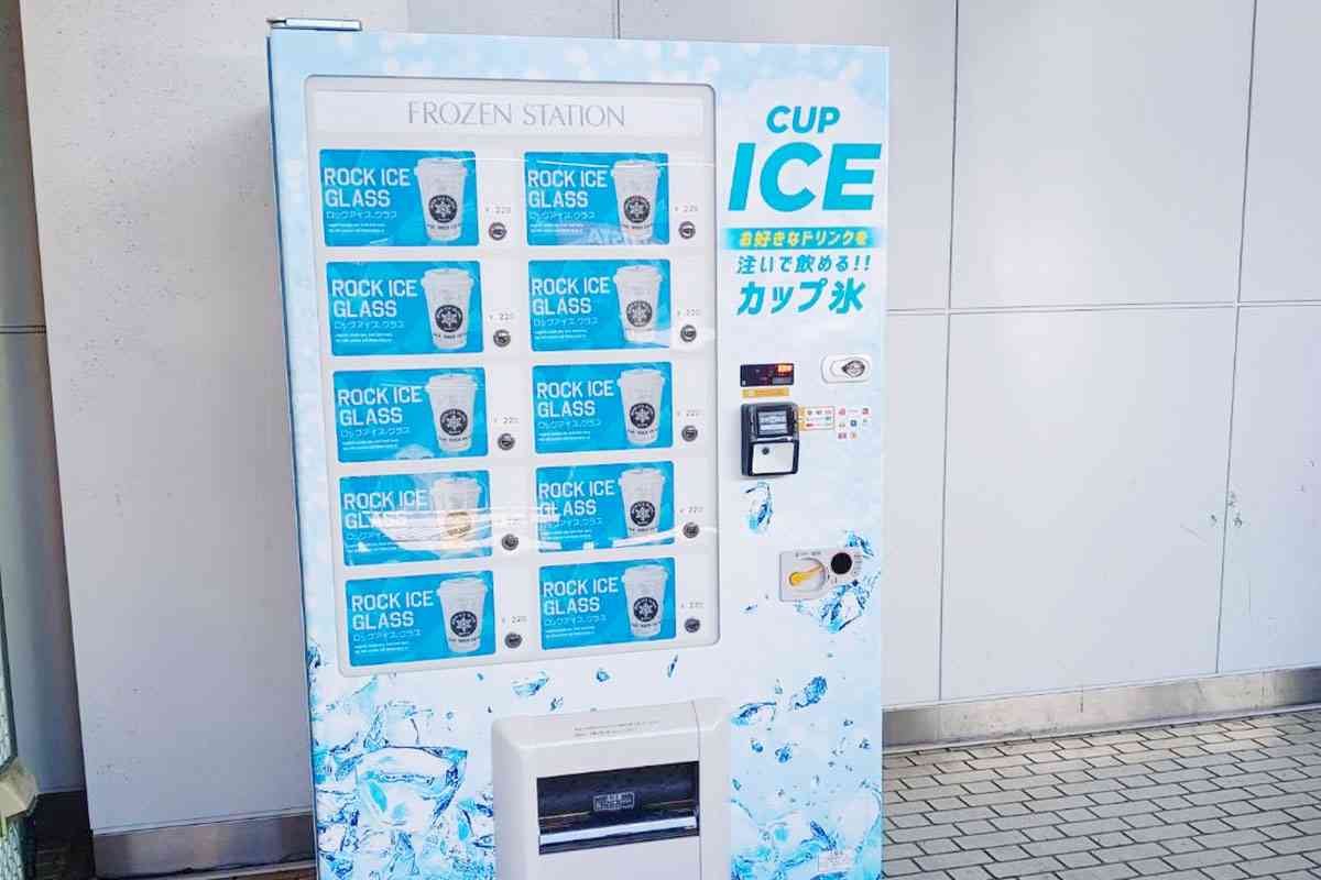 【西日本初】「こういうのが欲しかった！」JR新大阪駅のホームに“カップ氷”だけの自販機…なぜ？ 売れ行きNo.1の背景 | Lmaga.jp