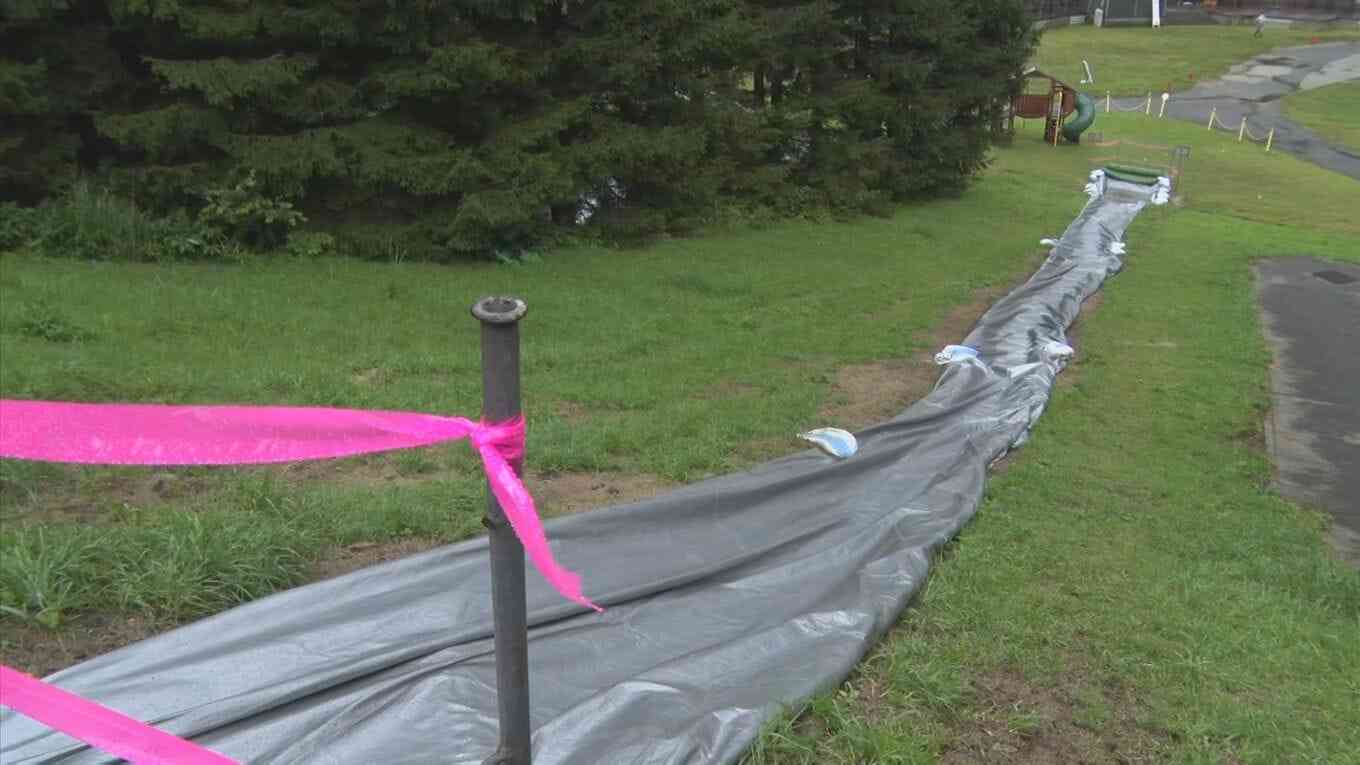 ウォータースライダーで上から滑って来た子どもと衝突し、当時8歳の小学生が死亡　イベントの引率責任者の町職員を「減給」の懲戒処分　児童の両親は「軽過ぎる」「全く納得できない」　島根県邑南町