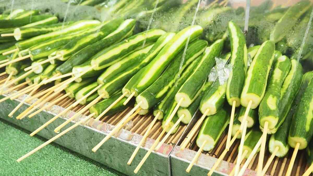 〈冷やしキュウリで510人食中毒も…〉花火大会の「豚の丸焼き」、キッチンカーの「ケバブ」も…酷暑の夏祭りで注意したい食べ物 | 集英社オンライン