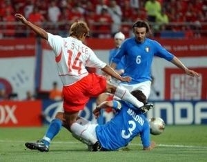激震!韓国サッカー協会が15年前にW杯予選などで「外国人審判を性的接待していた」疑惑のスキャンダルが発覚!7試合20人が対象で日本人審判が含まれていたとの指摘も…