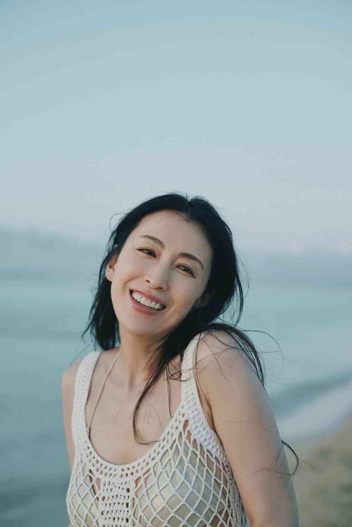 雛形あきこ、22年ぶり写真集に反響 48歳“水着グラビア”にも挑戦「なんと!!!」「おぉ~」「学生時代が蘇りました」