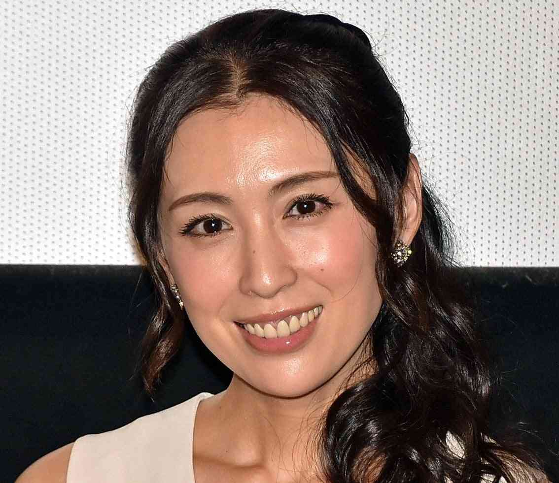 雛形あきこ、22年ぶり写真集に反響　48歳“水着グラビア”にも挑戦「なんと!!!」「おぉ〜」「学生時代が蘇りました」  | オリコンニュース（ORICON NEWS）