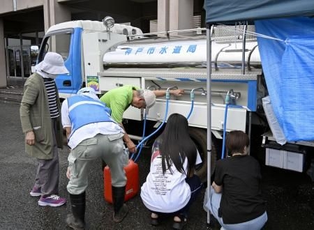３１都府県から熊本に給水車 | 全国のニュース | 岩手日報ONLINE