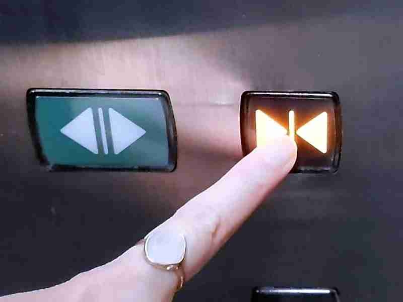 親切のつもりが…実は危険！ 最近よく見る”エレベーターで「閉」ボタンを押しながら出る行為”　センサー付きでは「効果ないことも」