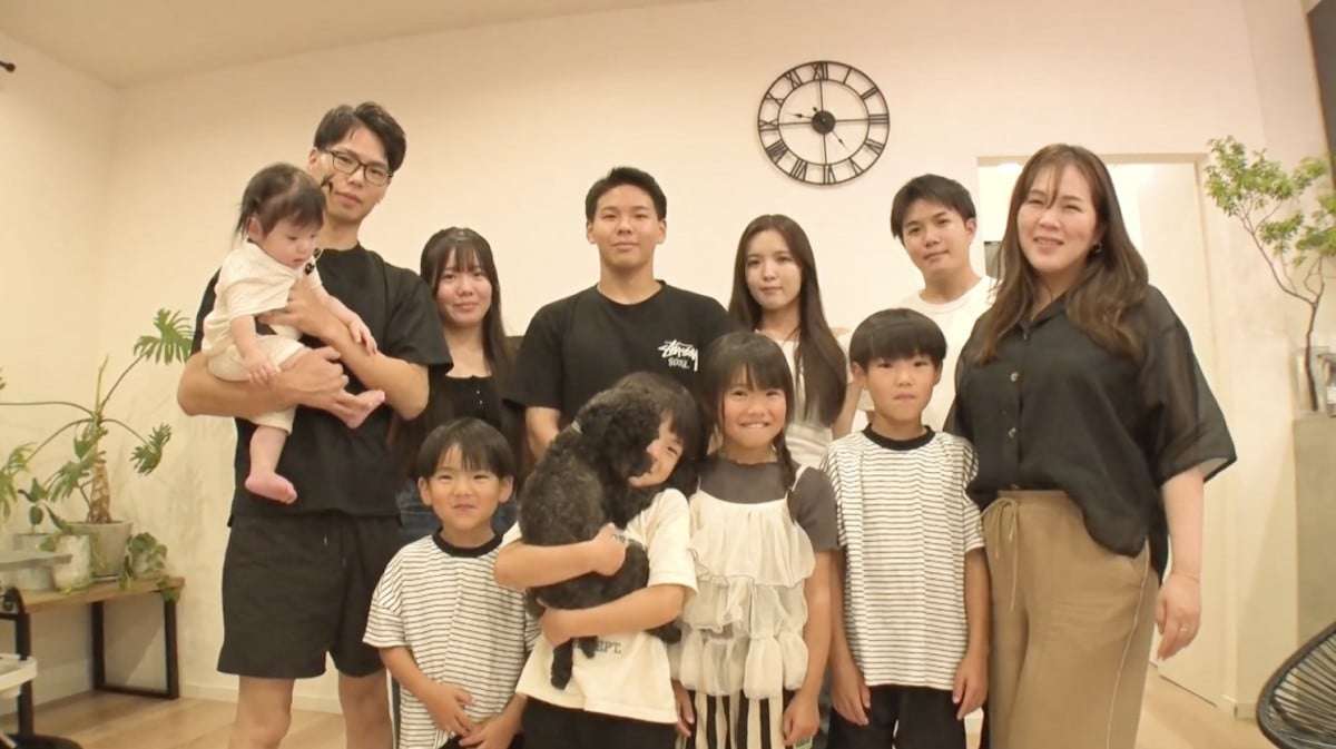 夫28歳＆妻42歳の14歳差夫婦、恋の始まりは“勘違い”　11人大家族の現在に密着「仲良すぎて怖い」「ママとパパで2人でお風呂に入る」  | オリコンニュース（ORICON NEWS）