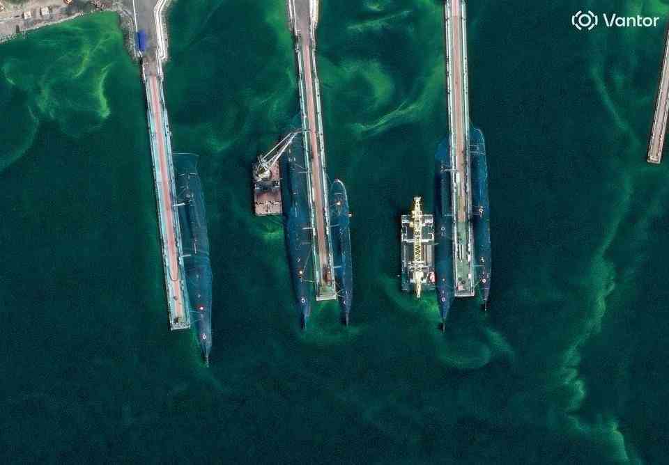 【衛星画像】ロシアは極東基地の潜水艦まで、ドローン対策ネットで覆っている（海外）（BUSINESS INSIDER JAPAN） - Yahoo!ニュース