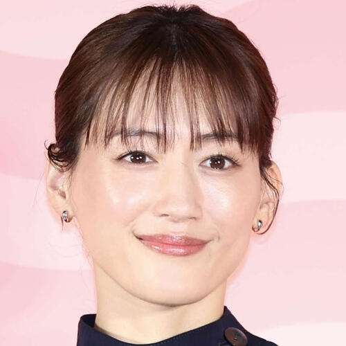 綾瀬はるか「上半身裸」美背中大放出！「ユニクロ」新CMにX騒然