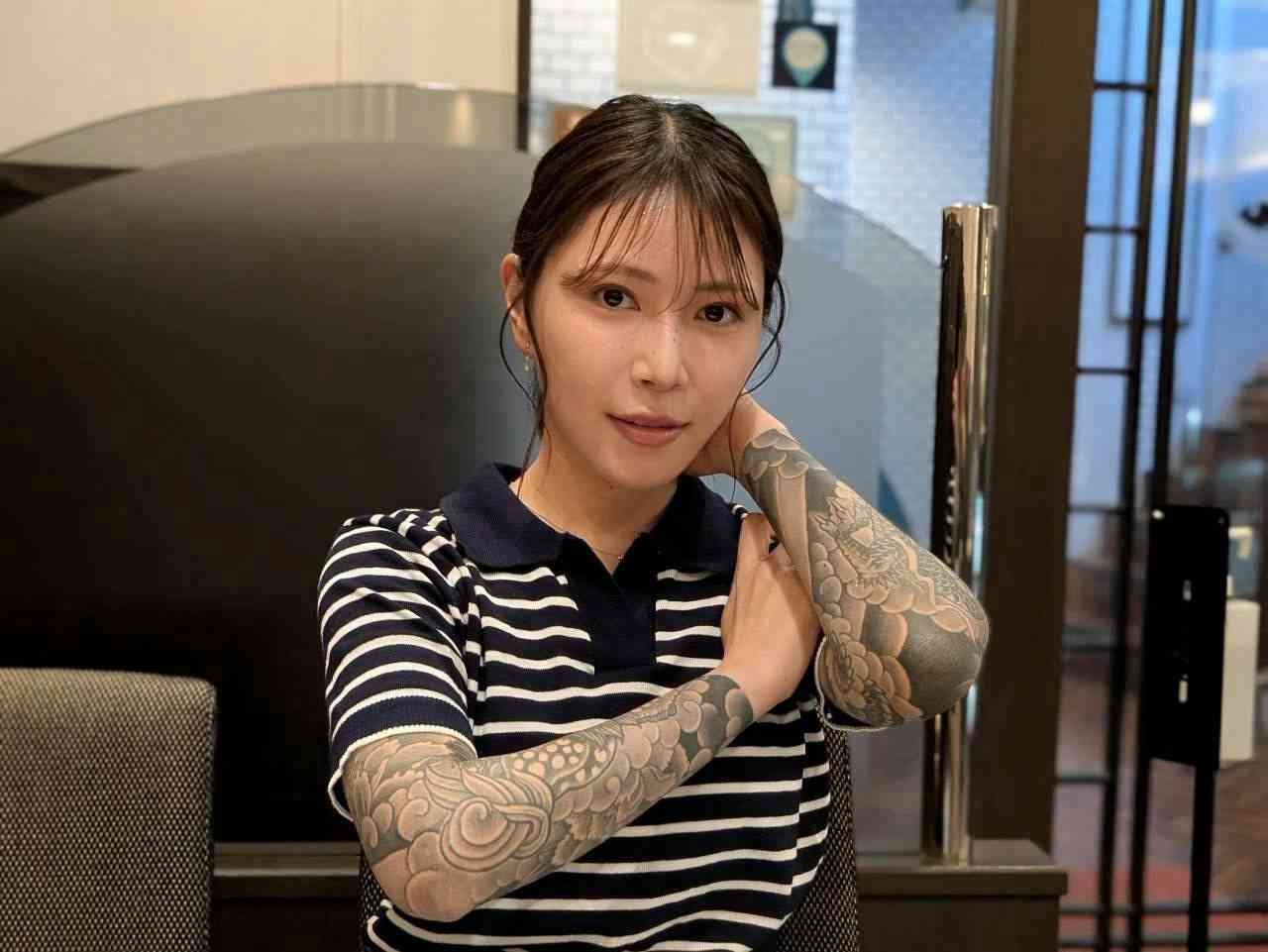         肩から手首まで刺青を…36歳女性が告白する、3度の離婚につながった壮絶な人生「愛情の示し方がわからなかった」  |  日刊SPA!    