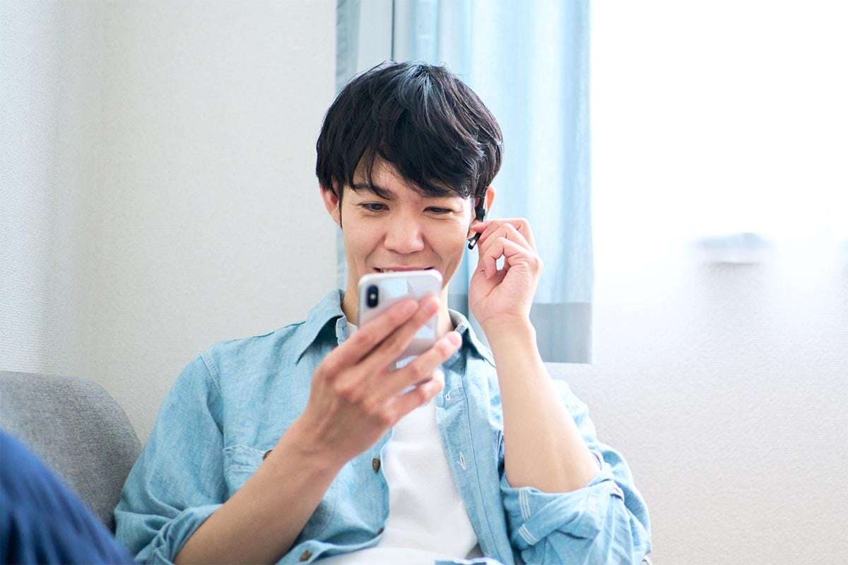 実は多い…家の中でも《イヤホンを外さない夫》 妻「嫌だ」一方で「してくれた方が助かる」の意見も | オトナンサー