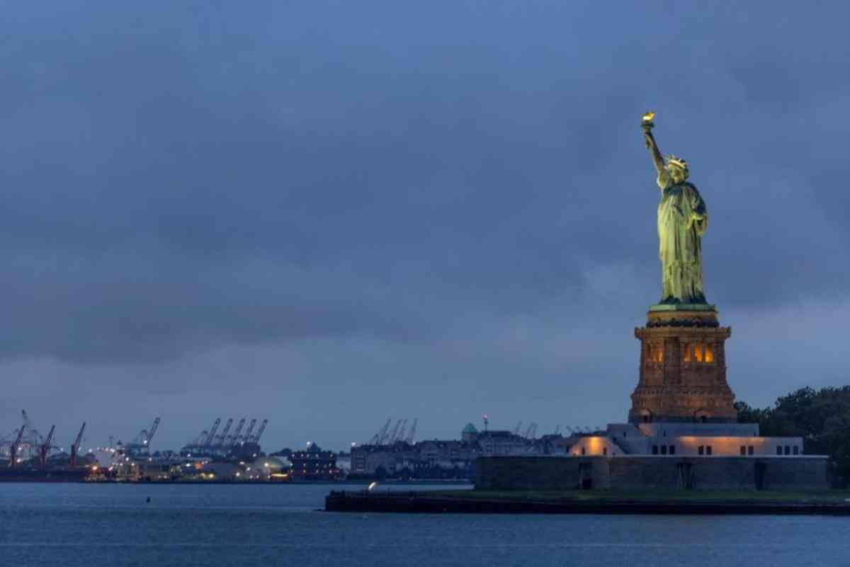 自由の女神観光のボート転覆、母子2人が死亡　船長を逮捕　米NY - CNN.co.jp