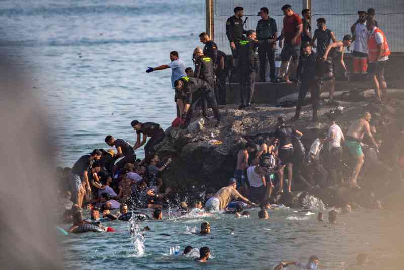 モロッコからスペイン領に移民5万人、大半は帰国　50人超死亡（毎日新聞） - Yahoo!ニュース