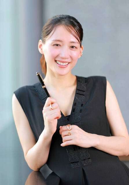 綾瀬はるか、ユニクロ “上半身裸” CMに「見てて不快」の声も…過剰露出とともに疑問集まる “謎設定”