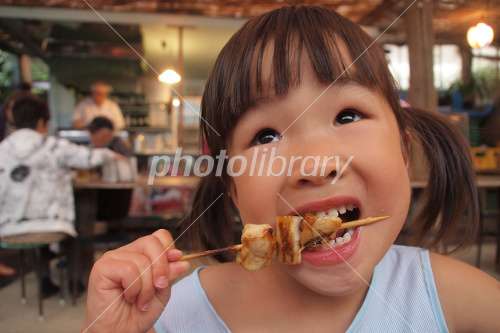 海の家で焼鳥を食べる子供 写真素材 [1500159] - フォトライブラリー  