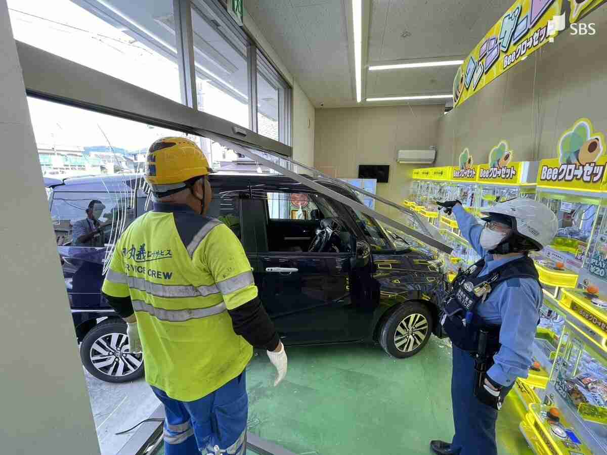 クレーンゲーム店に車が突っ込み2人けが 73歳女性が運転「アクセルとブレーキを踏み間違えた」=静岡