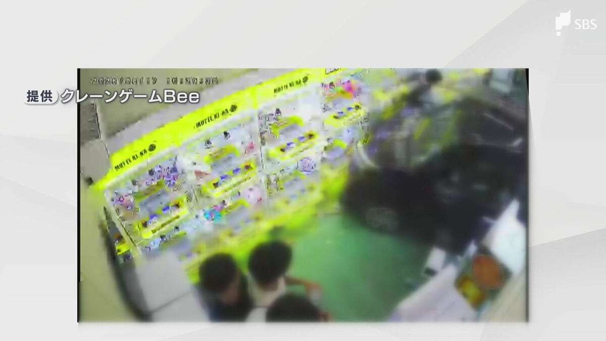 クレーンゲーム店に車が突っ込み2人けが 73歳女性が運転「アクセルとブレーキを踏み間違えた」=静岡