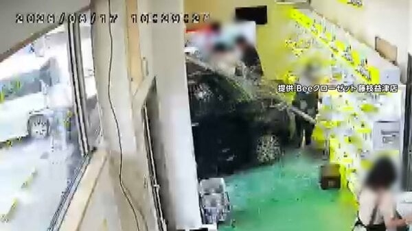 クレーンゲーム店に車が突っ込み2人けが 73歳女性が運転「アクセルとブレーキを踏み間違えた」=静岡