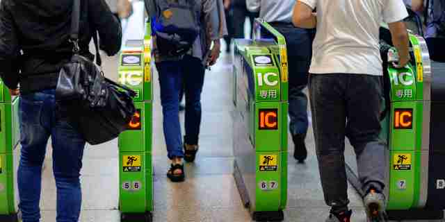 万博会場で集団万引き「撮り鉄」グループが“悪質”不正乗車を常習か　「運賃3倍」ペナルティーも…“抑止力”になりにくいワケ | 弁護士JPニュース