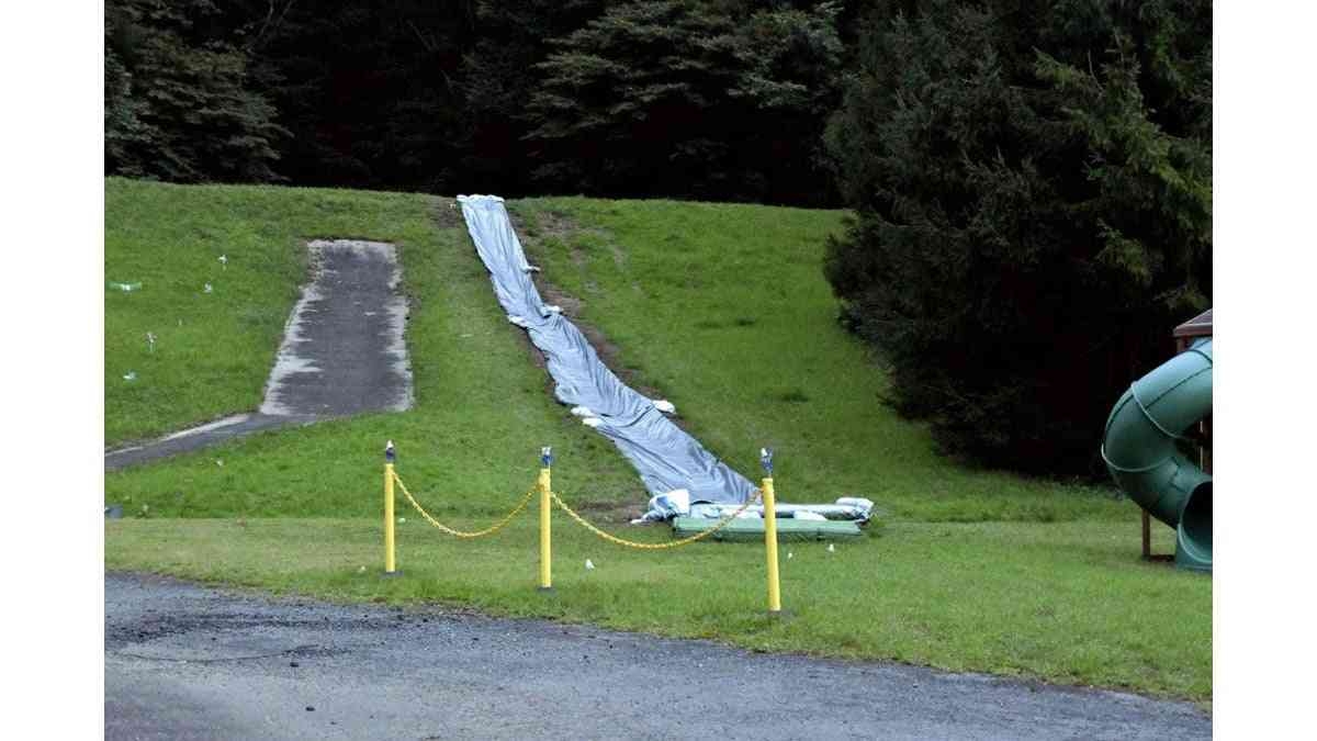 ウォータースライダーで子供同士の衝突事故、35分後に駆け付けた父親が男児の心肺停止に気付く