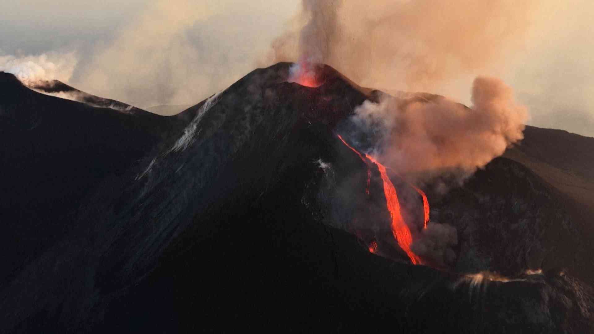 イタリア・シチリア島　エトナ山噴火で空港大混乱　700便以上欠航…発着停止は15日まで（FNNプライムオンライン（フジテレビ系）） - Yahoo!ニュース