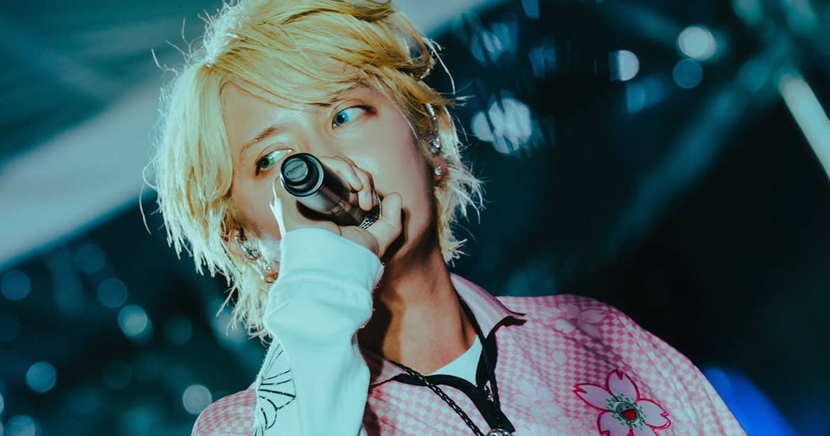 “消えた”38歳旧ジャニアイドル　“タトゥー”のぞく最新ショットに反響続々…絵柄に秘められた「意味深なメッセージ」 | 女性自身