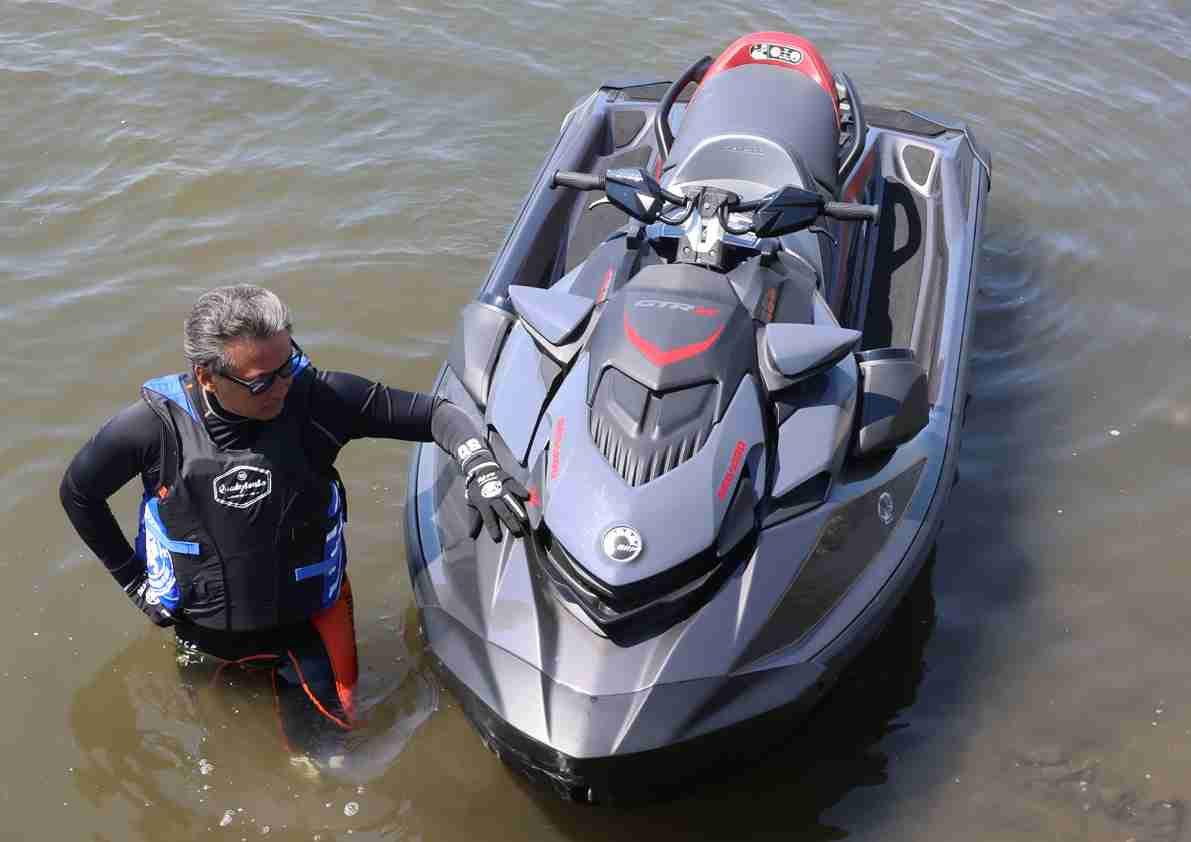 2人乗り「 水上バイク 」から、7歳の息子が落水、救助しようとした 父親も 水上バイクに戻れず 親子で流される・最も多い 事故原因は「 操縦者 の 技量不足 」パトカーや 救急車が 駆けつけて 大事に（ワールドジェットスポーツマガジン） - Yahoo!ニュース