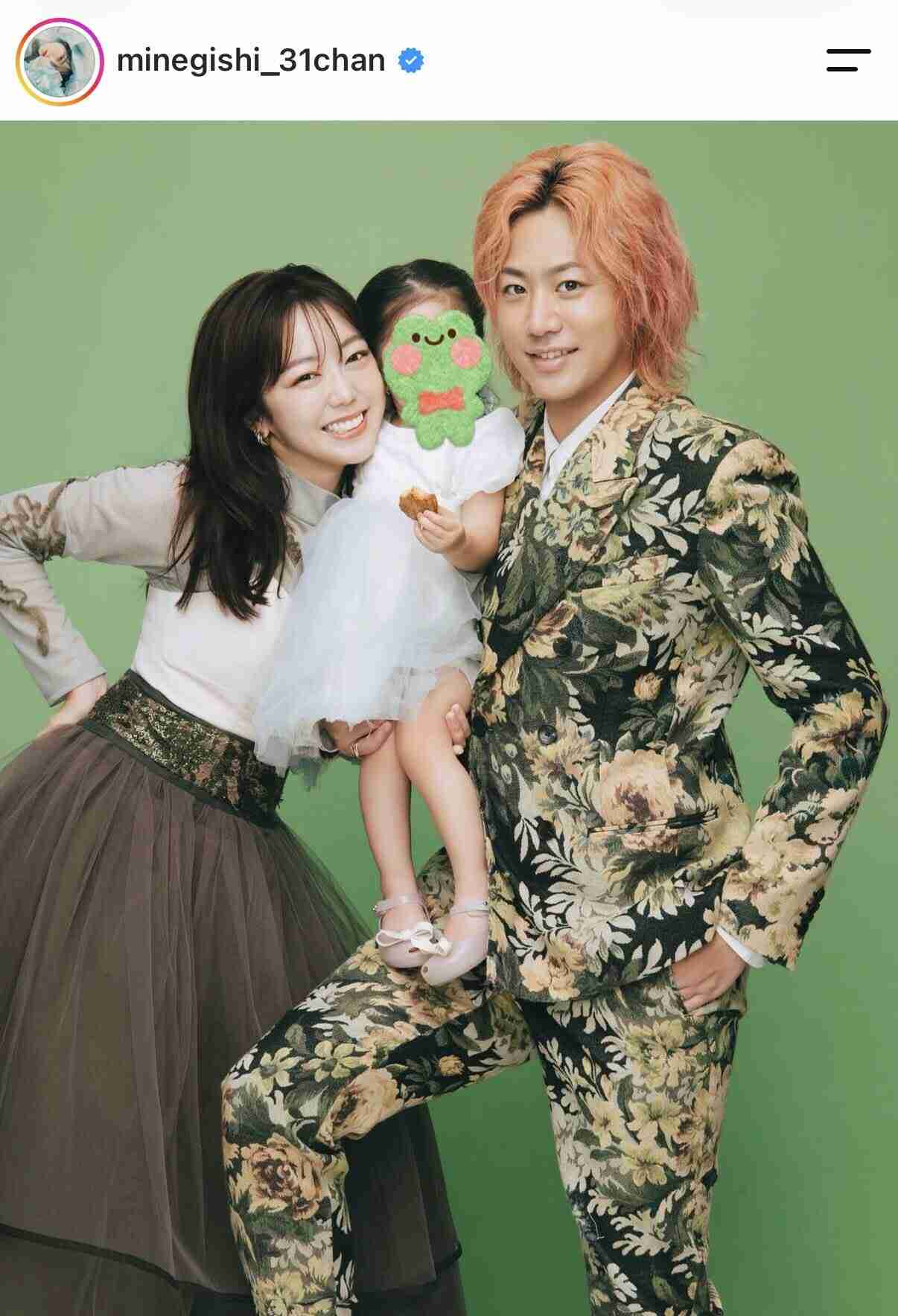 結婚4周年、峯岸みなみが家族写真アップ「てっちゃんといる時本当綺麗」「相変わらずラブラブ」