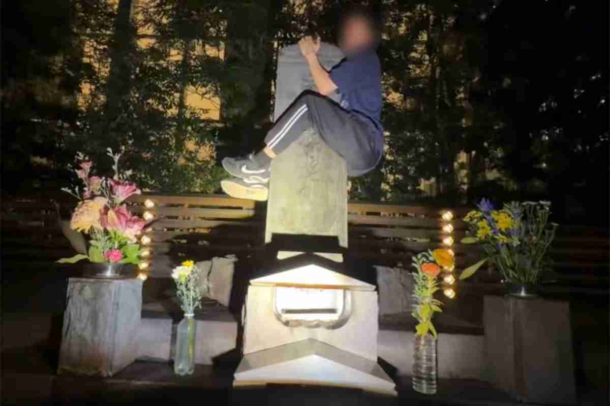 「罰当たりすぎる」迷惑系配信者 「平将門塚」で石碑によじ登り奇声発しSNSで炎上…管理者は「警察に相談しております」