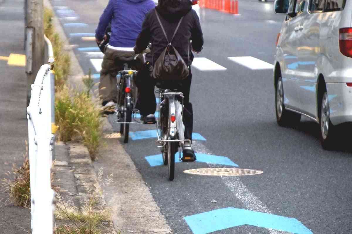 青切符適用から4か月！ 「トラックの横、怖すぎます」 自転車の車道通行で7割以上が感じた恐怖、浮かび上がる走行環境の現実とは（Merkmal） | 自動車情報・ニュース - carview!