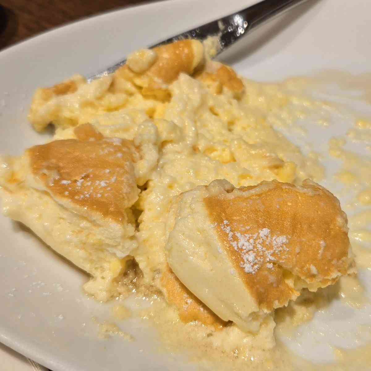 「むさしの森珈琲」でパンケーキ頼んだら中がベチャベチャで「これ焼けてますか?」と確認したが「焼けてます。これで正常です」→どう見ても危なそうだが、同様の報告が相次ぐ