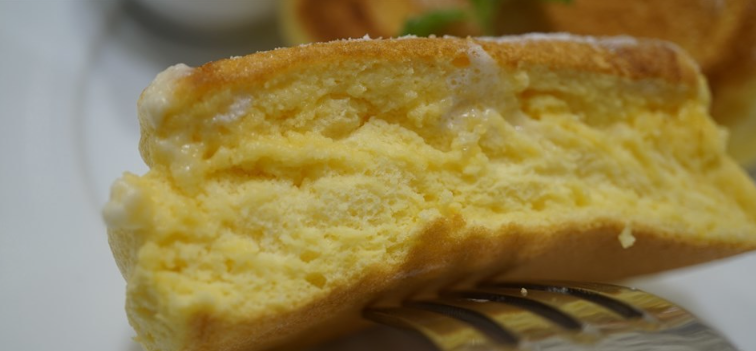 「むさしの森珈琲」でパンケーキ頼んだら中がベチャベチャで「これ焼けてますか?」と確認したが「焼けてます。これで正常です」→どう見ても危なそうだが、同様の報告が相次ぐ