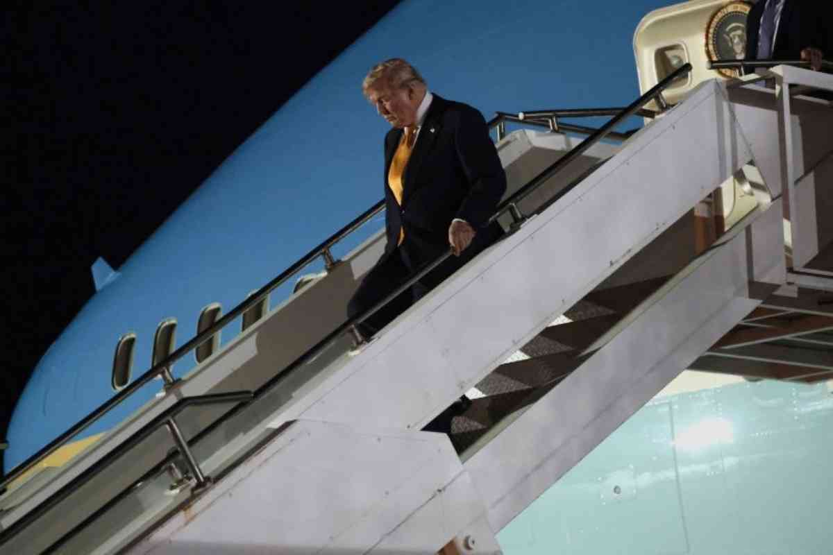 トランプ氏、イランの脅威受けトルコから小型機で出国　機内食搬入車でひそかに大統領専用機から移動(1/2) - CNN.co.jp